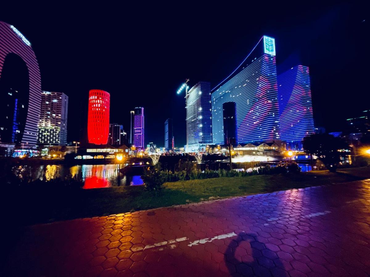 Royal Sea Breeze Apartments Batumi Bagian luar foto