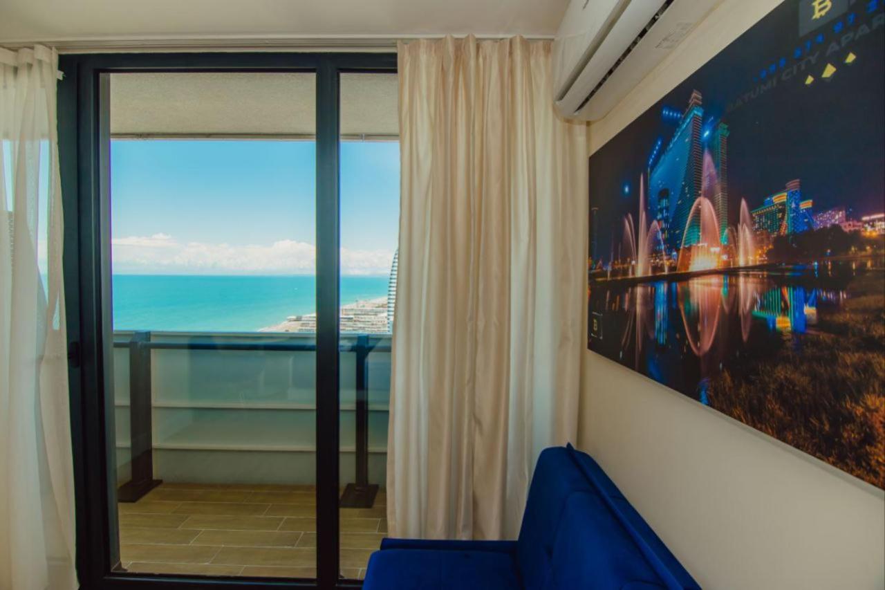 Royal Sea Breeze Apartments Batumi Bagian luar foto