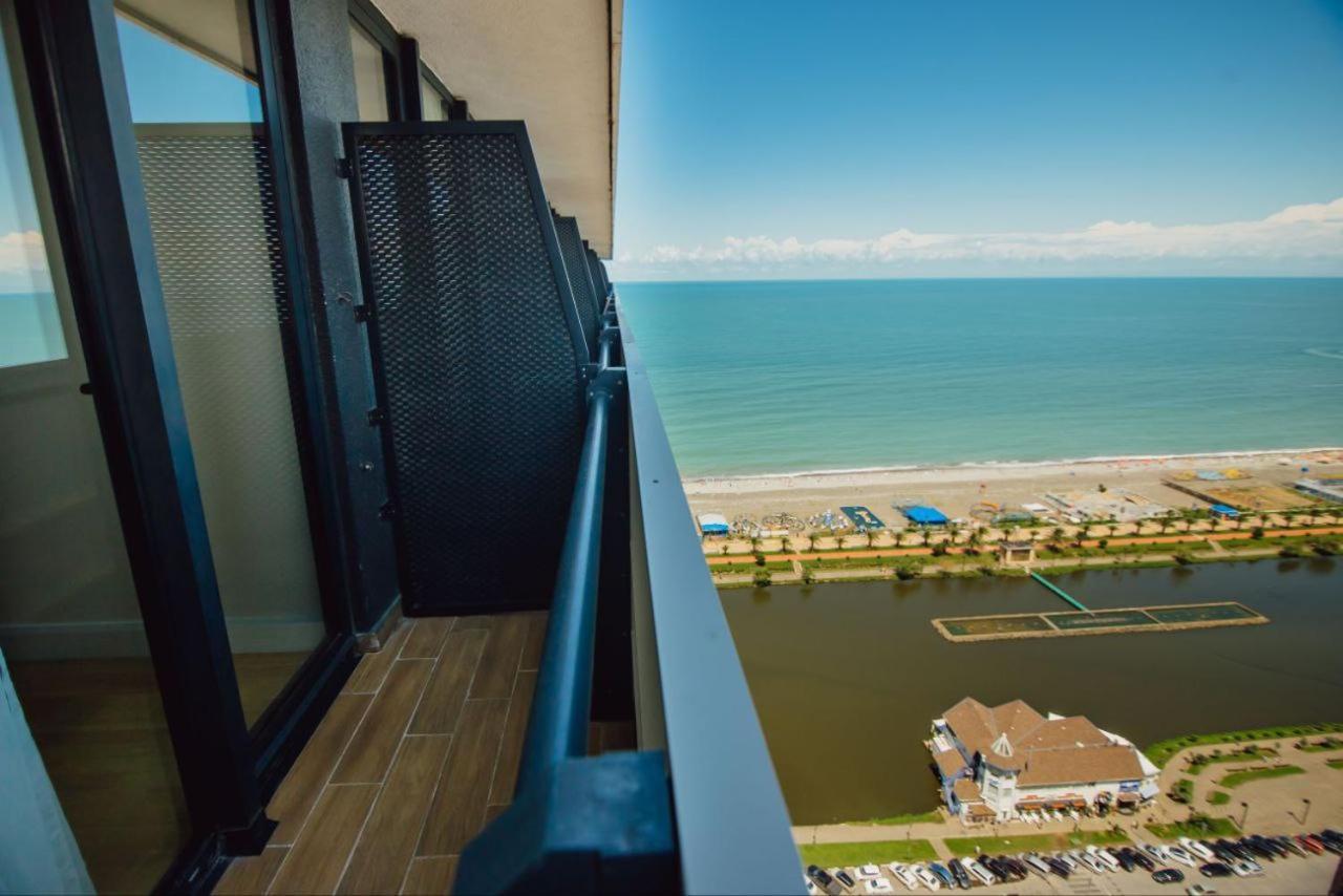 Royal Sea Breeze Apartments Batumi Bagian luar foto