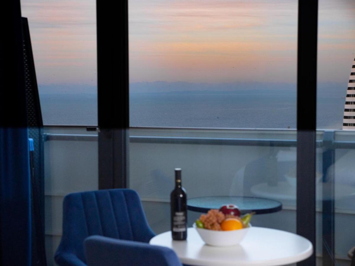 Royal Sea Breeze Apartments Batumi Bagian luar foto