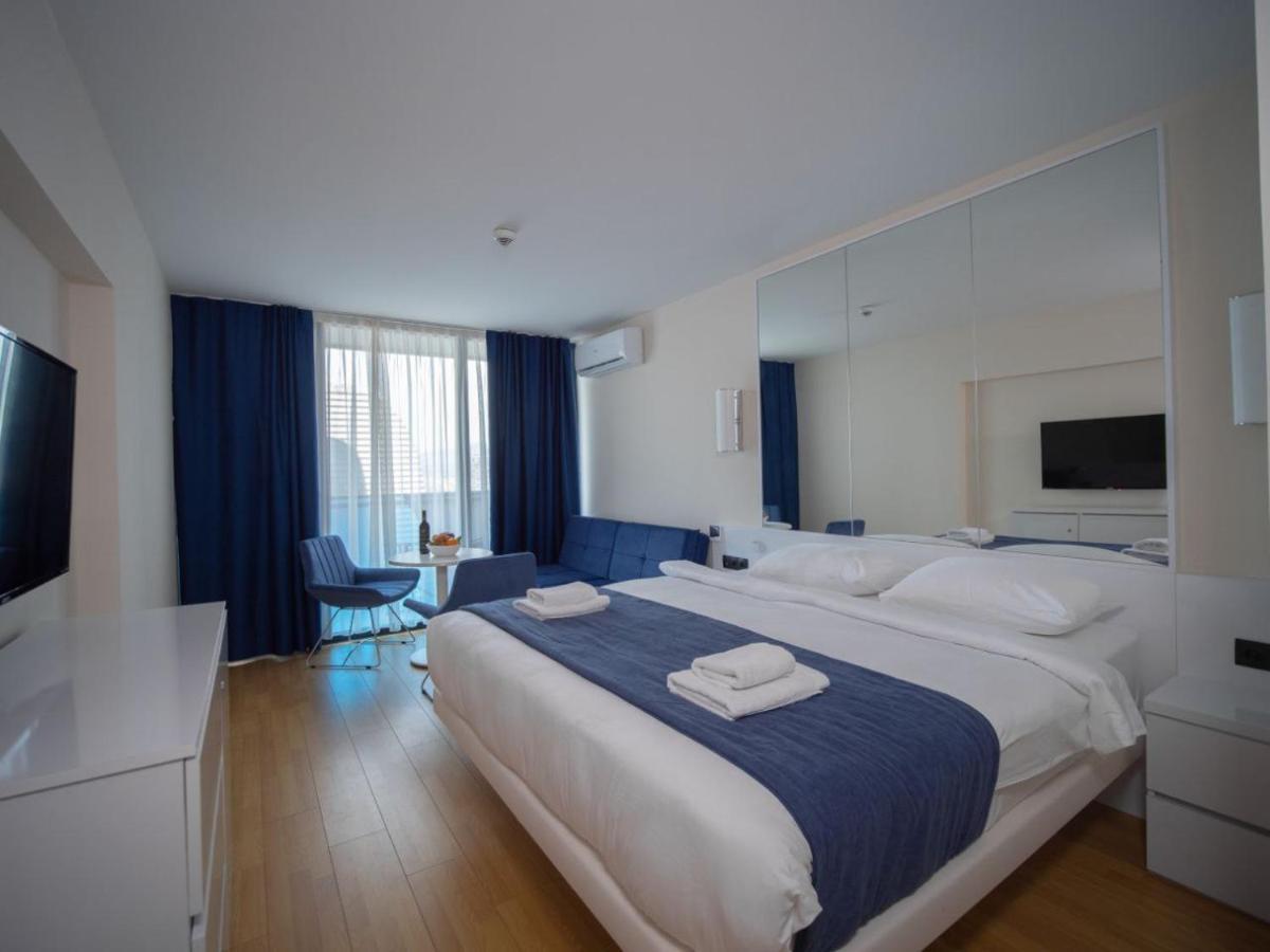 Royal Sea Breeze Apartments Batumi Bagian luar foto