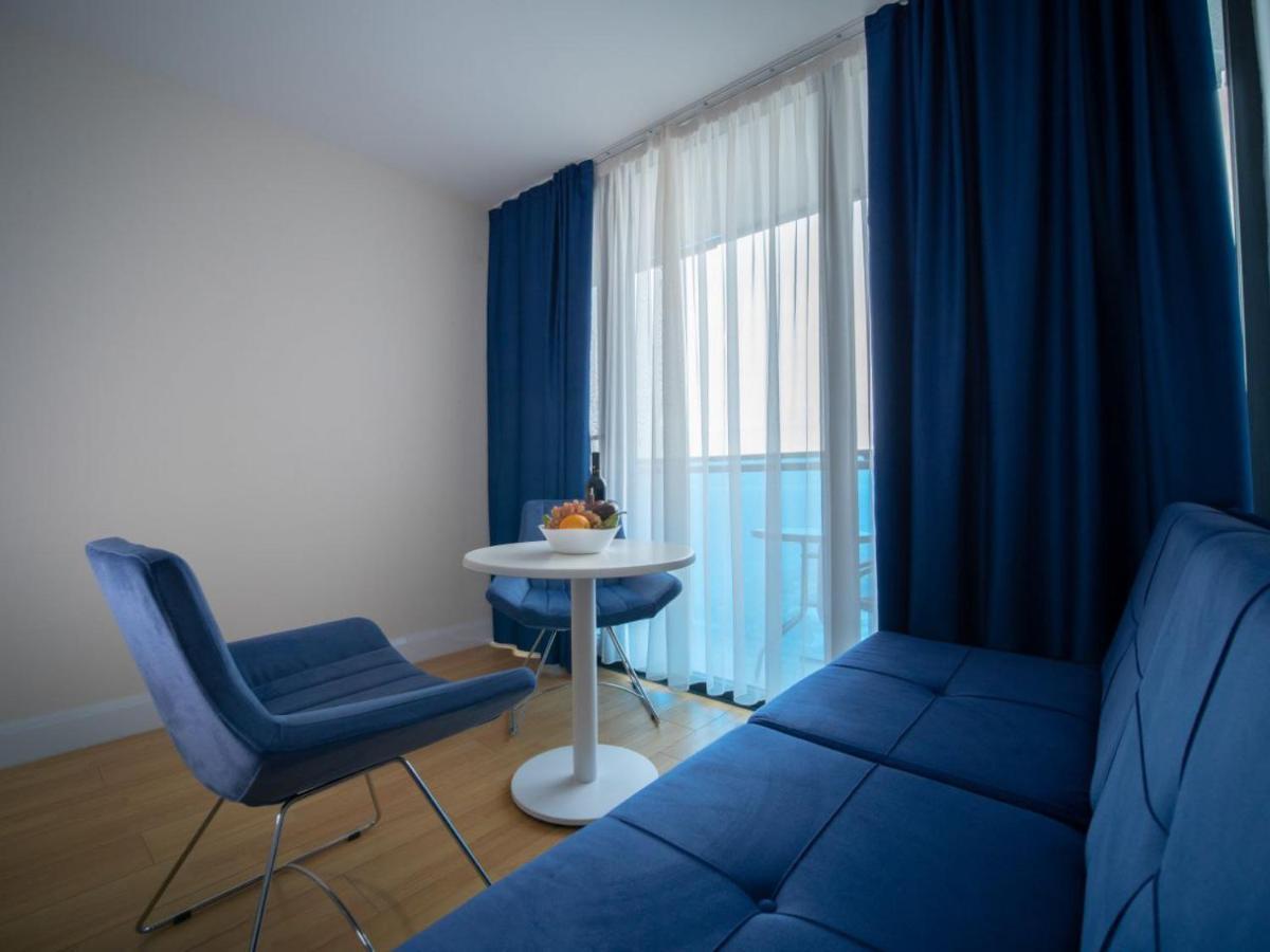 Royal Sea Breeze Apartments Batumi Bagian luar foto