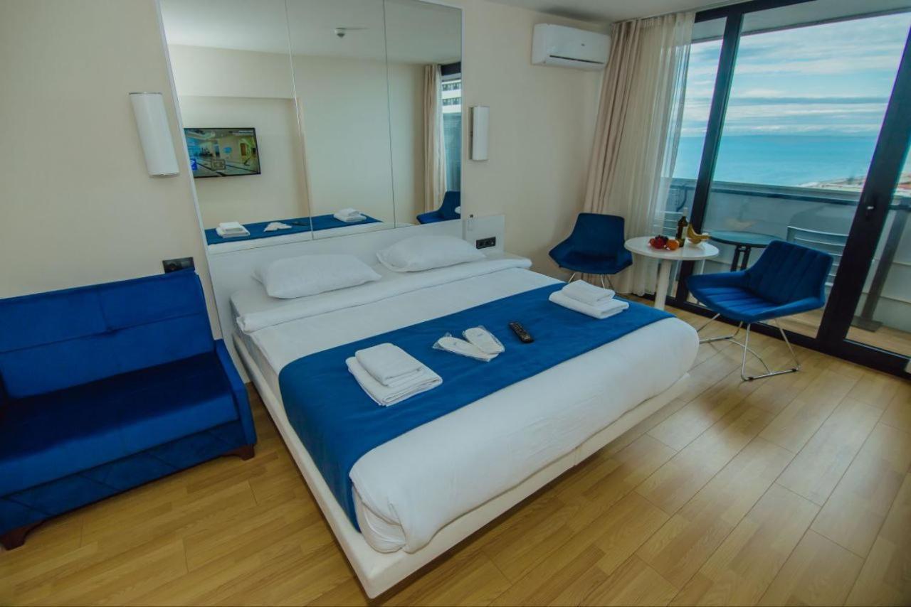 Royal Sea Breeze Apartments Batumi Bagian luar foto