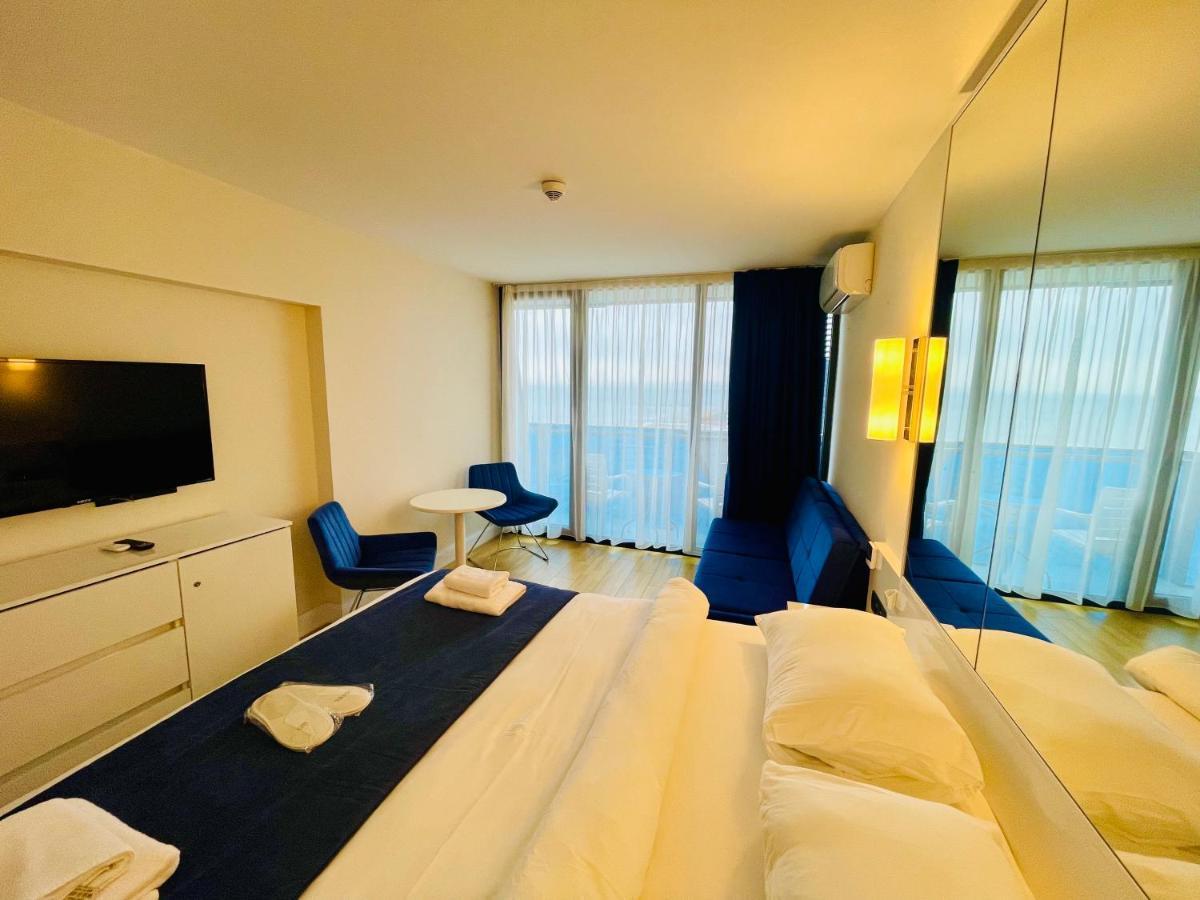 Royal Sea Breeze Apartments Batumi Bagian luar foto