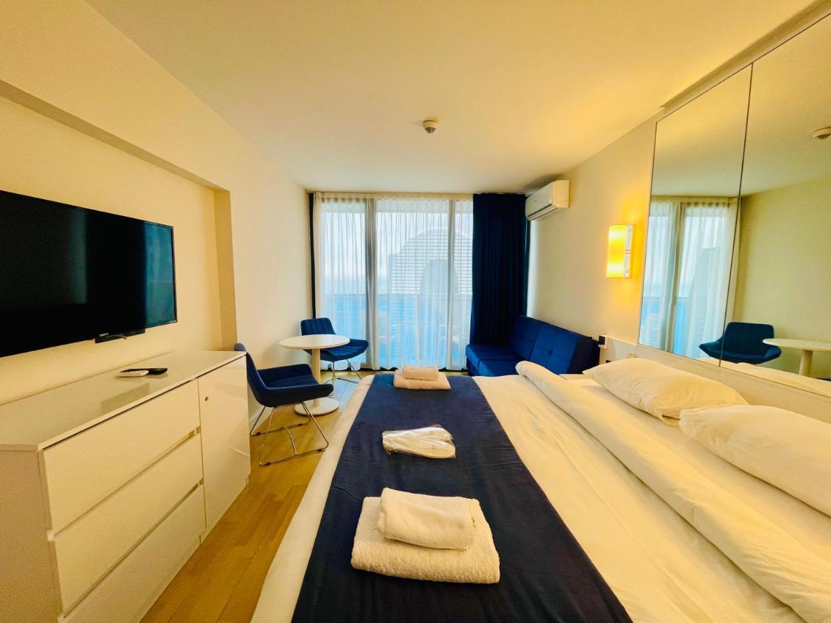 Royal Sea Breeze Apartments Batumi Bagian luar foto