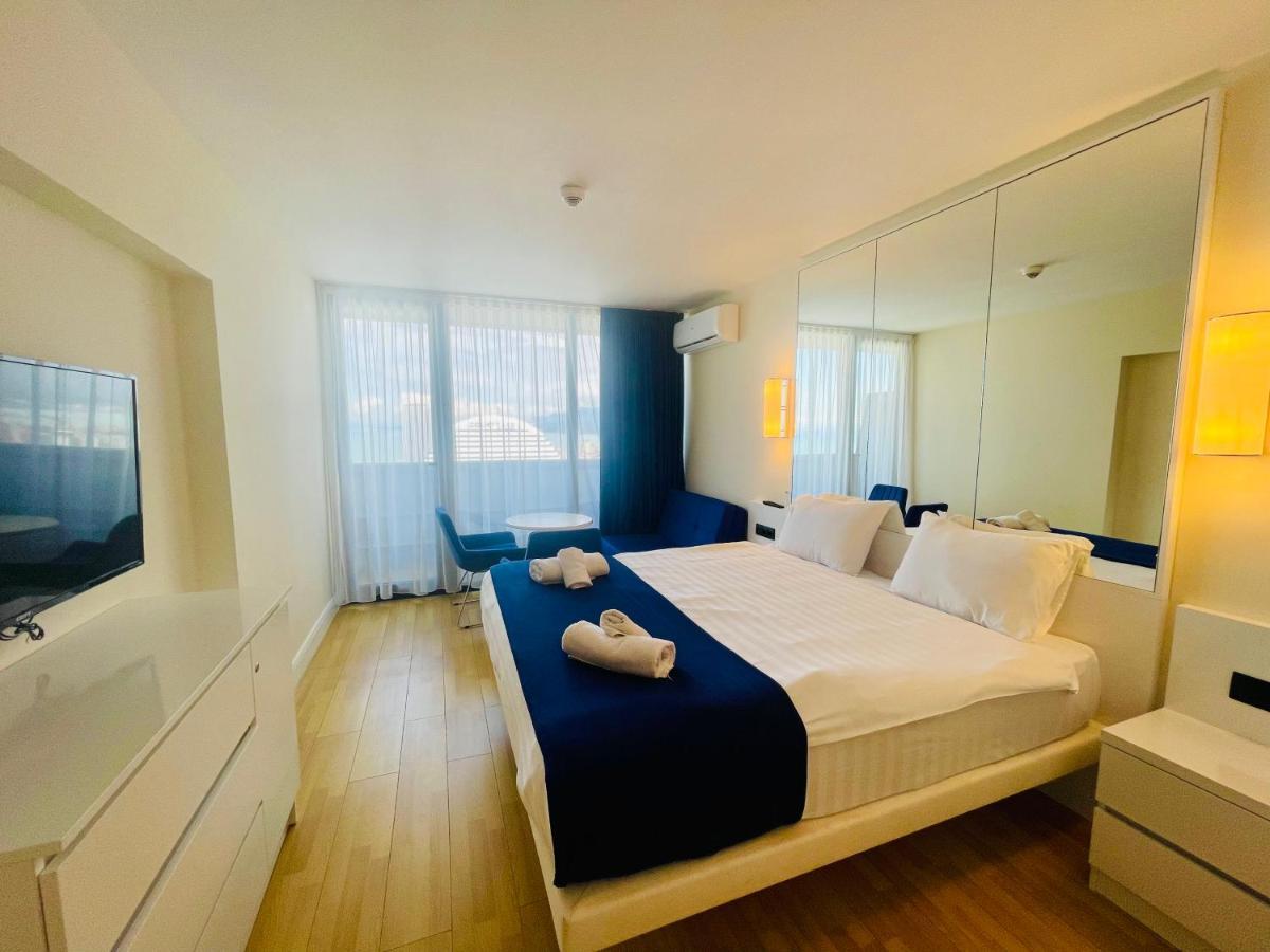 Royal Sea Breeze Apartments Batumi Bagian luar foto