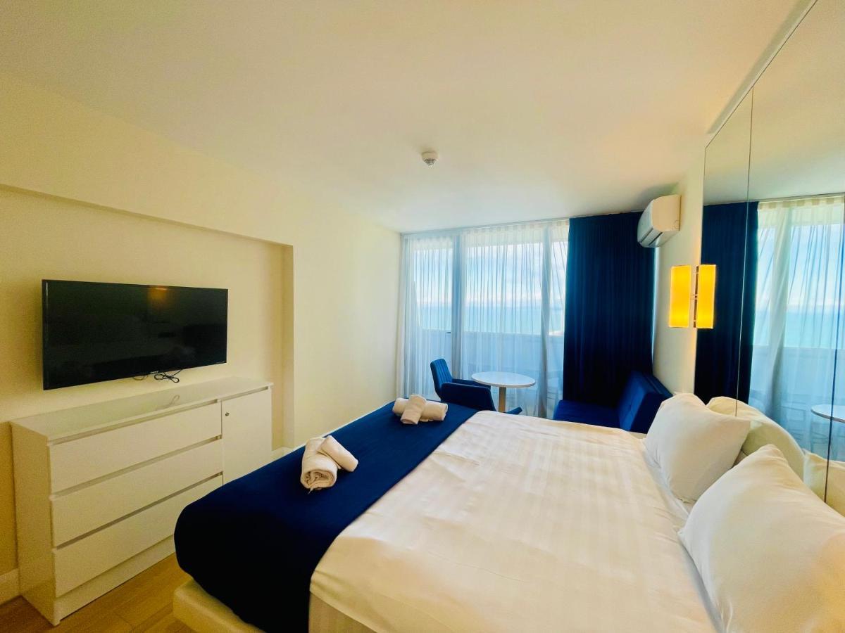 Royal Sea Breeze Apartments Batumi Bagian luar foto