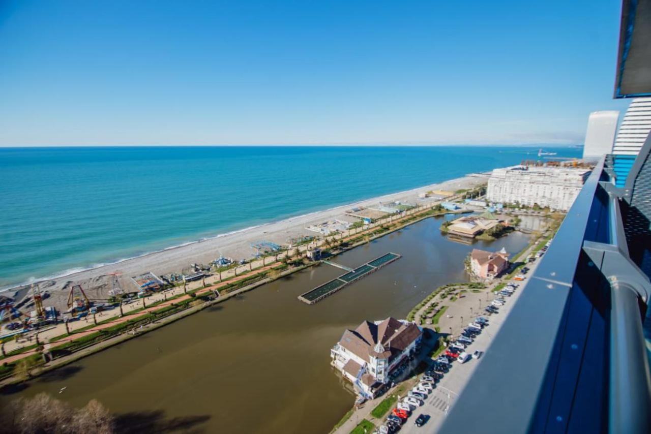 Royal Sea Breeze Apartments Batumi Bagian luar foto
