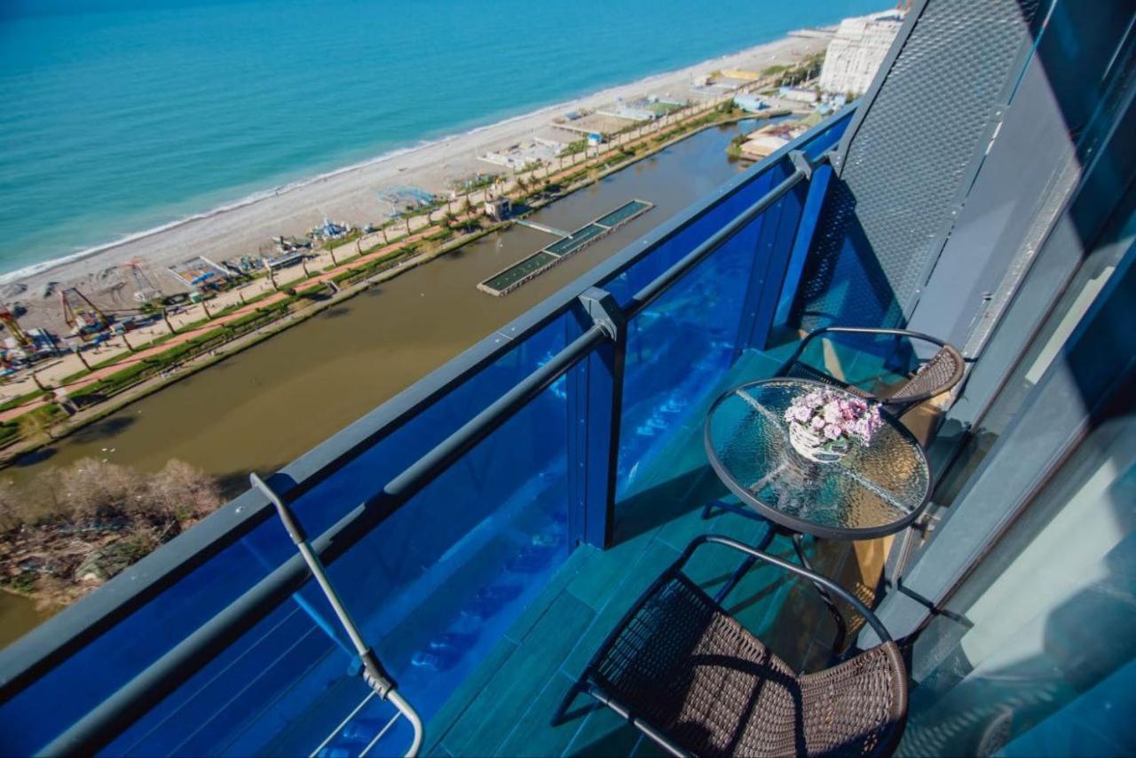 Royal Sea Breeze Apartments Batumi Bagian luar foto