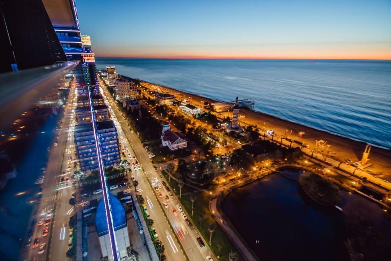 Royal Sea Breeze Apartments Batumi Bagian luar foto