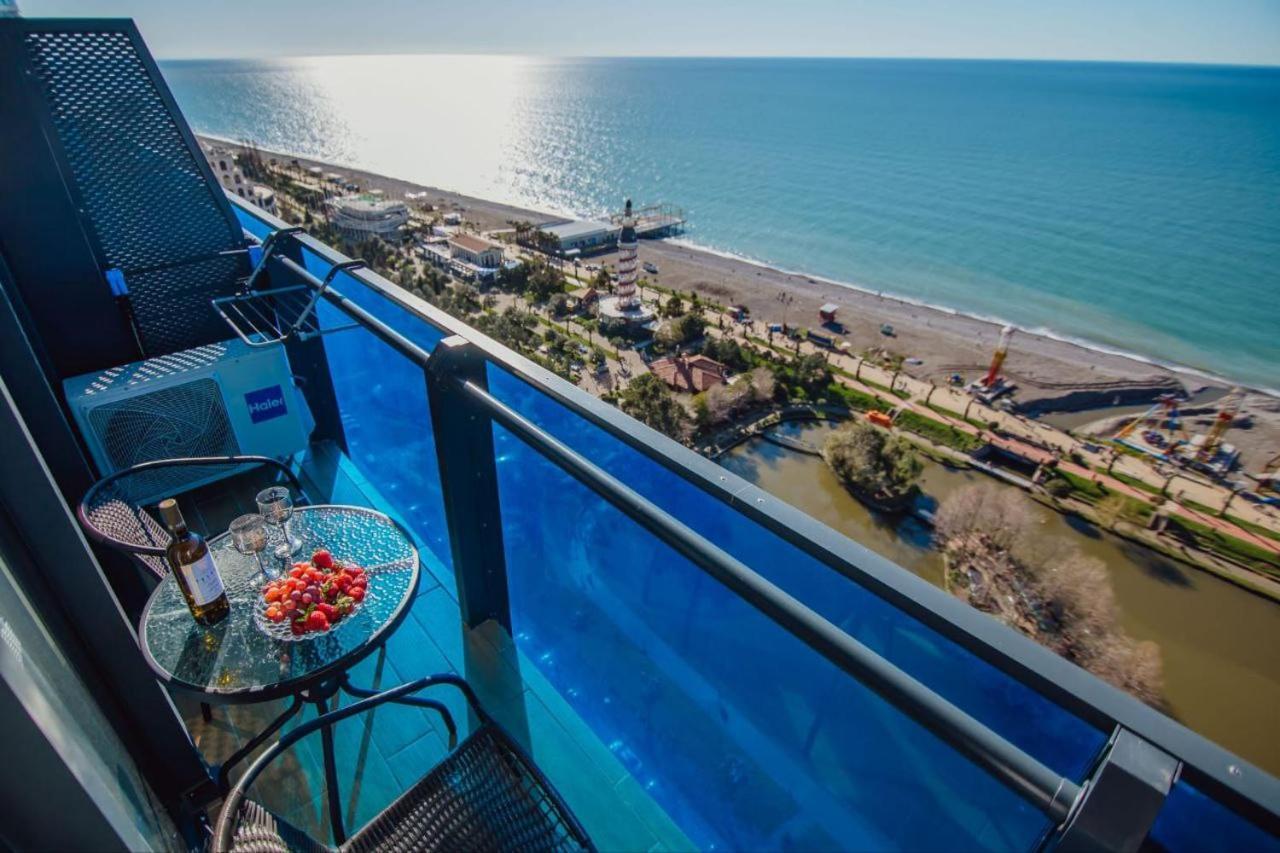Royal Sea Breeze Apartments Batumi Bagian luar foto